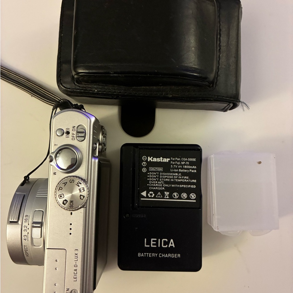 Leica D-Lux 3 Digital Camera - Picture 12 of 13